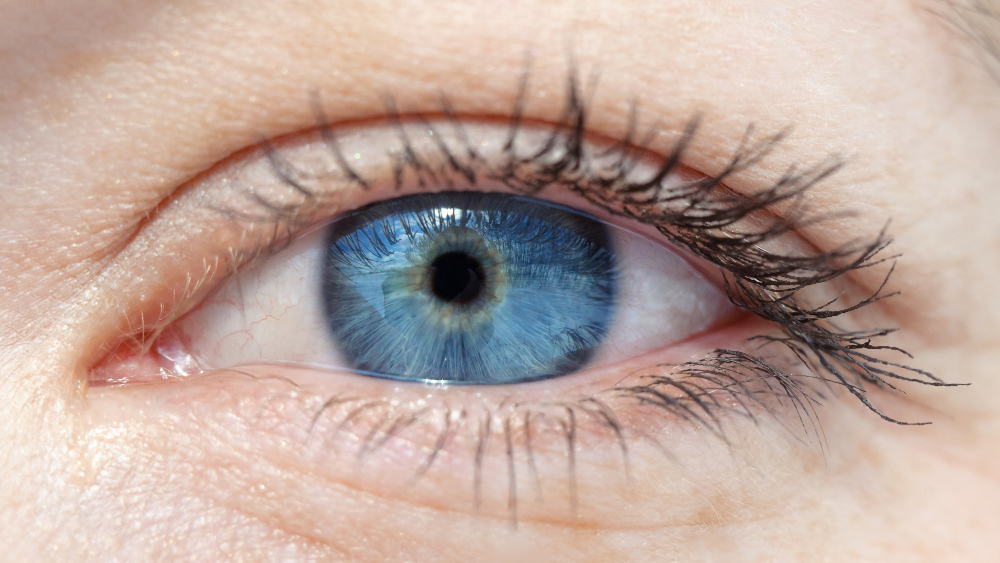 eye-with-blue-pupil-closeup