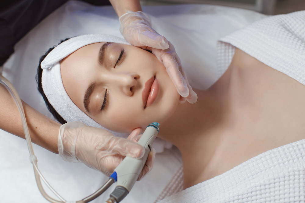 woman-receiving-microdermabrasion-therapy-forehead-beauty-spa