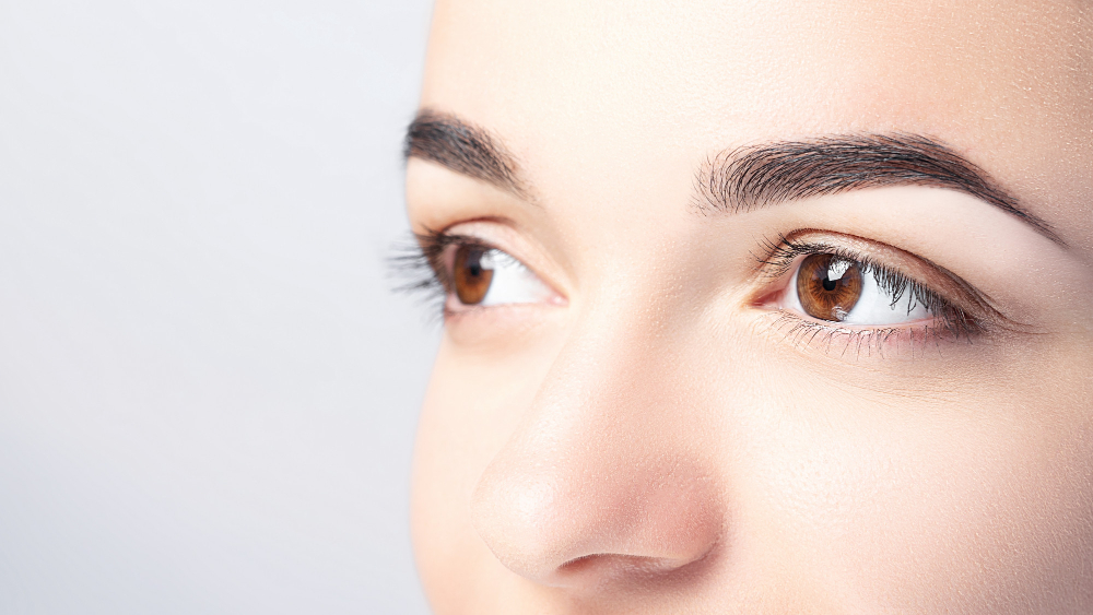 woman-with-beautiful-eyebrows-close-up-light-background-with-copy-space