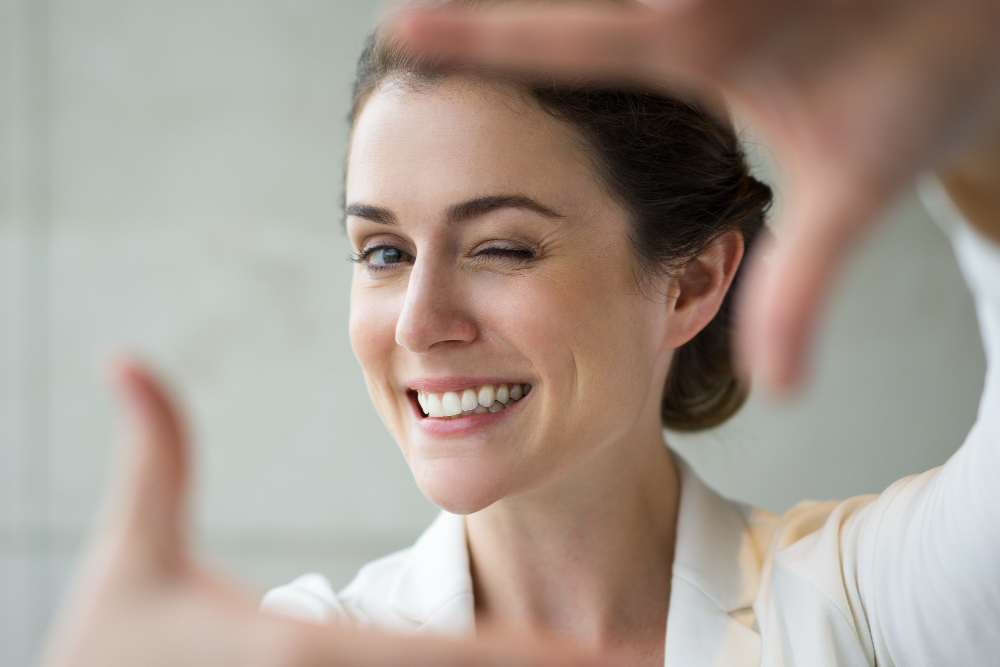 closeup-smiling-woman-making-frame-gesture